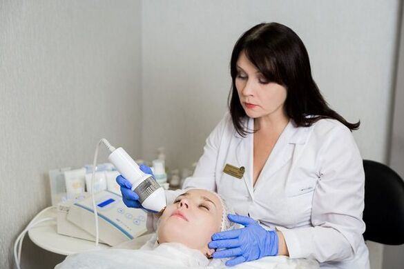 Realizando crioterapia facial